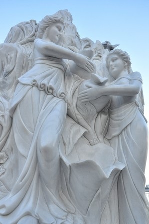 Thiếu nữ “nude” hóa đá bên sông Hàn