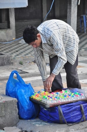 Mưu sinh trong đêm pháo hoa