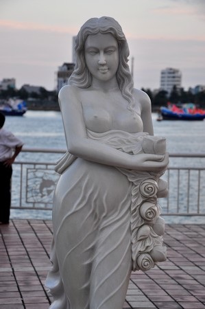 Thiếu nữ “nude” hóa đá bên sông Hàn