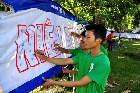 Hàng ngàn sinh viên ĐH Đà Nẵng tuyên truyền an toàn giao thông - 2 Hàng ngàn sinh viên ĐH Đà Nẵng tuyên truyền an toàn giao thông