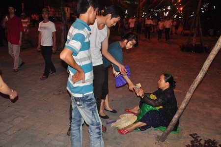 Mưu sinh trong đêm pháo hoa