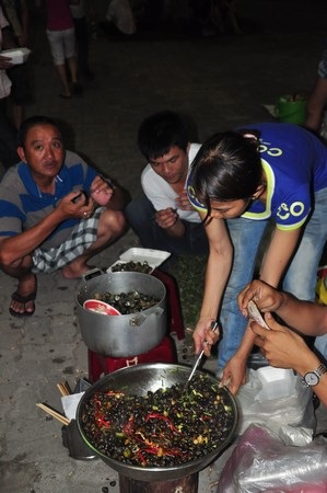 Mưu sinh trong đêm pháo hoa