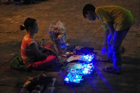 Mưu sinh trong đêm pháo hoa