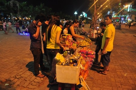 Mưu sinh trong đêm pháo hoa