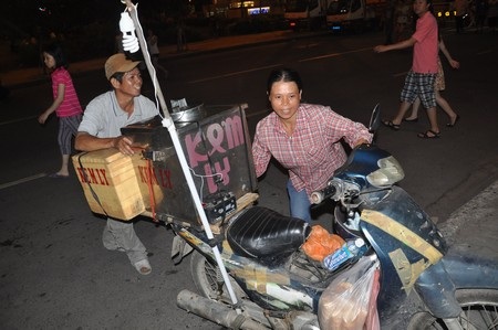 Mưu sinh trong đêm pháo hoa