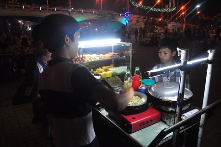 Mưu sinh trong đêm pháo hoa