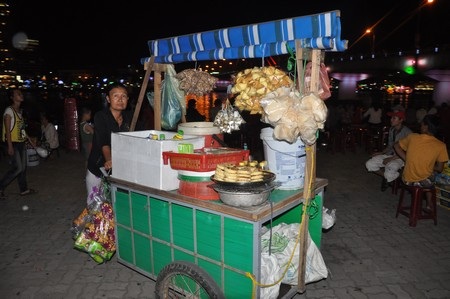 Mưu sinh trong đêm pháo hoa