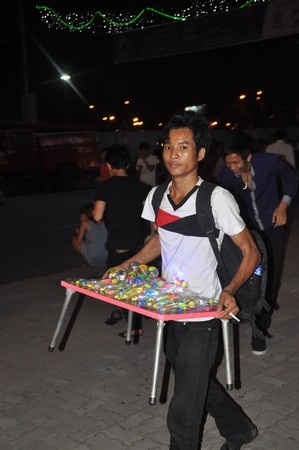 Mưu sinh trong đêm pháo hoa