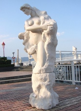 Thiếu nữ “nude” hóa đá bên sông Hàn