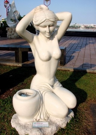 Thiếu nữ “nude” hóa đá bên sông Hàn