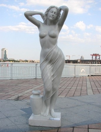 Thiếu nữ “nude” hóa đá bên sông Hàn