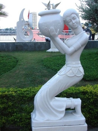 Thiếu nữ “nude” hóa đá bên sông Hàn