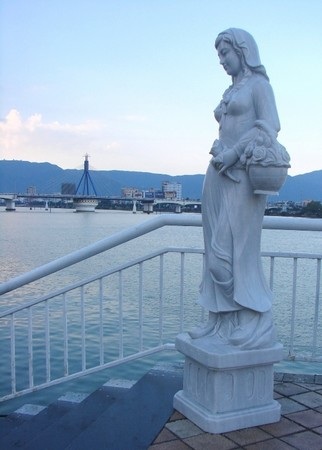 Thiếu nữ “nude” hóa đá bên sông Hàn