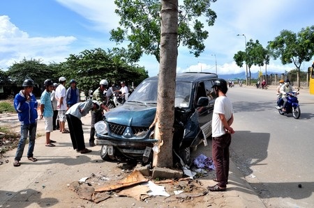 Xe biển xanh cắm đầu vào cây xanh ven đường