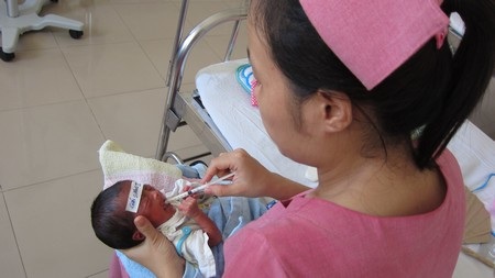 Một sản phụ tuổi teen sinh non ba đứa trẻ 