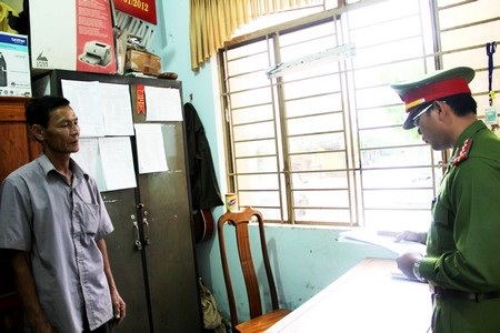 Người tình của mẹ làm nữ sinh xấu số mang bầu