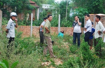 Người đàn ông chết trong tư thế treo cổ