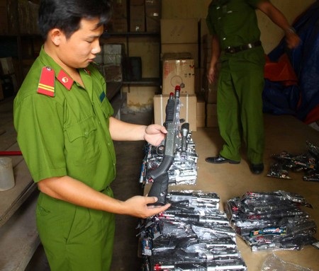 Bắt xe khách chở hàng trăm súng nhựa nguy hiểm bị cấm