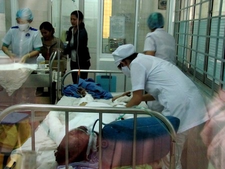 Cháy tàu ở cảng Dung Quất, 2 cha con bỏng nặng - 1 Cháy tàu ở cảng Dung Quất, 2 cha con bỏng nặng