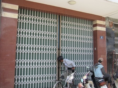 Ngăn chặn đường dây người nước ngoài tuyển dụng lao động chơi game trái phép - 2 Số nhà 45 Điện Biên Phủ nơi người nước ngoài tổ chức dịch vụ chơi game thuê đang bị đóng cửa