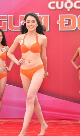Thí sinh Hoa hậu Việt Nam nóng bỏng trong phần thi Người đẹp biển - 23 Dương Thị Dung, 24 tuổi, SV ĐH Công nghiệp Hà Nội, cao 1m77, nặng 49kg, số đo: 82-62-90