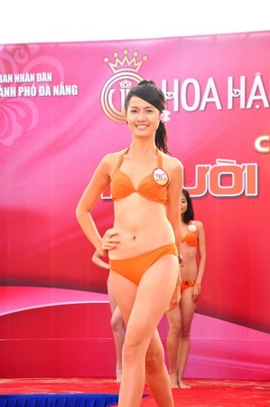 Thí sinh Hoa hậu Việt Nam nóng bỏng trong phần thi Người đẹp biển - 32 Đặng Thị Lệ Hằng, 19 tuổi, SV CĐ Nghề Việt Úc, cao 1m73, nặng 50kg, số đo: 78-62-76