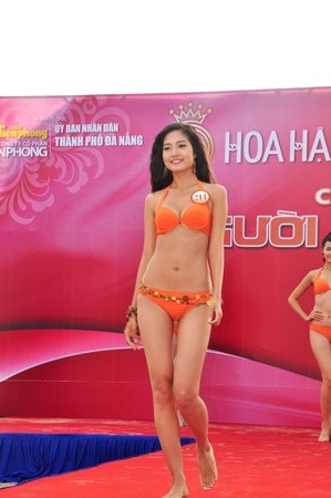 Thí sinh Hoa hậu Việt Nam nóng bỏng trong phần thi Người đẹp biển - 33 Ninh Hoàng Ngân, 22 tuổi, nhân viên Ngân hàng, cao 1m72, nặng 54kg, số đo 84-62-94