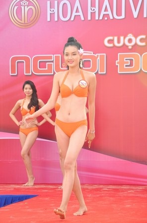 Thí sinh Hoa hậu Việt Nam nóng bỏng trong phần thi Người đẹp biển - 4 Phạm Thị Hương Thảo, 20 tuổi, SV ĐH Kỹ Thuật Công nghệ TP.HCM, cao 1m68, nặng 49kg, số đo: 81-61-86