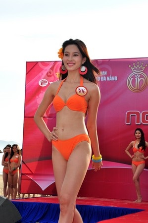 Thí sinh Hoa hậu Việt Nam nóng bỏng trong phần thi Người đẹp biển - 5 Phạm Thị Hương Thảo, 20 tuổi, SV ĐH Kỹ Thuật Công nghệ TP.HCM, cao 1m68, nặng 49kg, số đo: 81-61-86