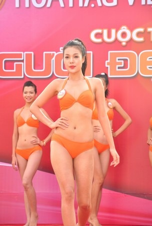 Thí sinh Hoa hậu Việt Nam nóng bỏng trong phần thi Người đẹp biển - 9 Nguyễn Thị Huyền Trang, 23 tuổi, SV CĐ Nghề thủy sản miền Bắc, cao 1m67, nặng 51kg, số đo: 85-62-88