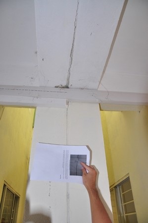 Khe nứt chạy dọc từ trên xuống của khu nhà A4