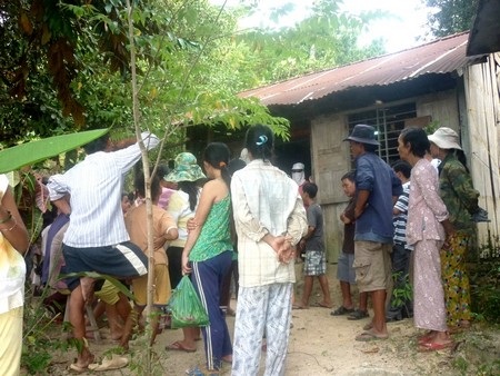 Những người hàng xóm đến chia buồn với gia đình em Luân