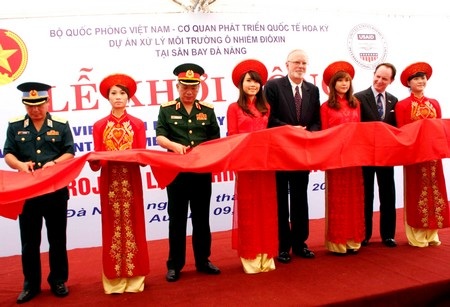 Bắt đầu làm sạch “điểm nóng” dioxin tại sân bay Đà Nẵng - 2 Cắt băng khởi công thực hiện dự án