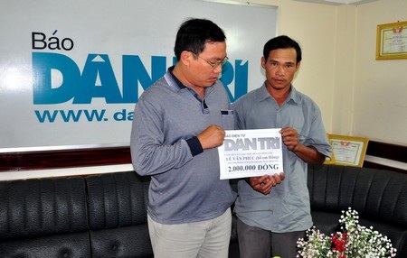 Đại diện báo Dân trí trao quà đến anh Lê Văn Phúc