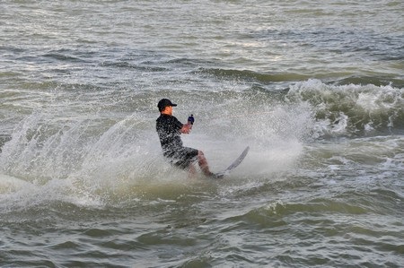 Vận động viên lướt ván làm nước sông Hàn dậy sóng