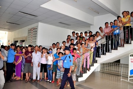 Hoa hậu Đặng Thu Thảo đến thăm bệnh nhân ung thư - 2 Hàng ngàn bệnh nhân cùng người nhà đổ ra mong được tận mắt chứng kiến tân Hoa hậu bằng da bằng thịt