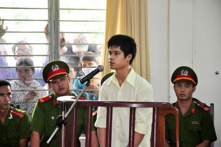 Tử hình giám đốc giết người cướp tài sản - 1 Giám đốc Nguyễn Hồng Phú trước vành móng ngựa tại phiên tòa sáng 25/8