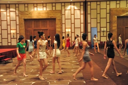 40 người đẹp tập luyện cho đêm chung kết Hoa hậu Việt Nam 2012 - 5 Hăng say tập luyện