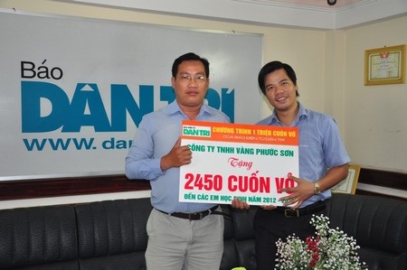 Trao gần 4.500 cuốn vở đến học sinh nghèo Quảng Nam