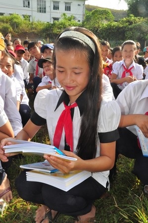 Vui mừng vì đã có vở mới trong năm học mới