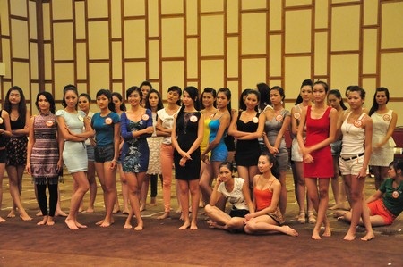 40 người đẹp tập luyện cho đêm chung kết Hoa hậu Việt Nam 2012 - 1 Chăm chú theo dõi biên đạo múa hướng dẫn