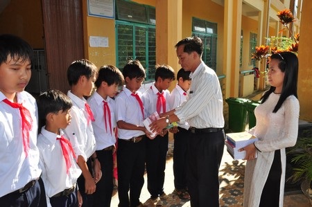 Các em học sinh trường THCS Chu Văn An (xã Tam Lãnh, Phú Ninh, Quảng Nam) được nhận vở mới