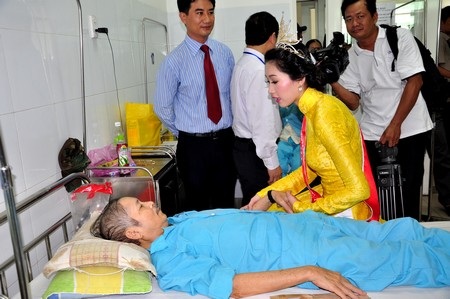 Hoa hậu Đặng Thu Thảo đến thăm bệnh nhân ung thư - 3 Hoa hậu ân cần trò chuyện với bệnh nhân