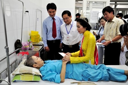 Hoa hậu Đặng Thu Thảo đến thăm bệnh nhân ung thư - 4 Và trao quà đến tận tay người bệnh