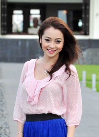 Jenifer Phạm cùng quý tử dạo biển Đà Nẵng - 28 Ở góc ảnh nào Jenifer Phạm cũng toát lên vẻ đẹp