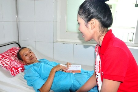Hoa hậu Đặng Thu Thảo đến thăm bệnh nhân ung thư - 6 Người đẹp tài năng Nguyễn Thị Xuân Trang tặng quà đến bệnh nhân