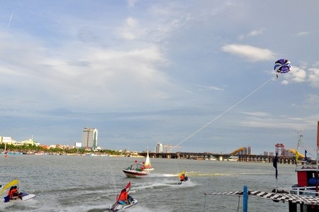 Ca nô và dù kéo làm dậy sóng sông Hàn