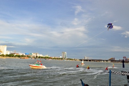 Ca nô và dù kéo làm dậy sóng sông Hàn