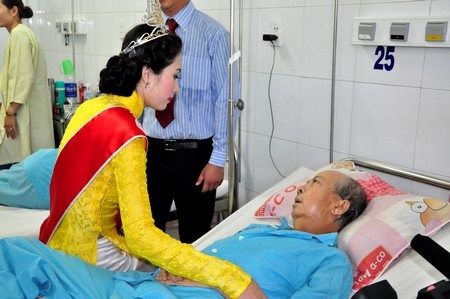 Hoa hậu Đặng Thu Thảo đến thăm bệnh nhân ung thư - 10 Hoa hậu Đặng Thu Thảo đến thăm hỏi động viên rất nhiều bệnh nhân
