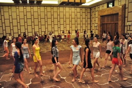 40 người đẹp tập luyện cho đêm chung kết Hoa hậu Việt Nam 2012 - 12 Sắp xếp đội hình trên sân khấu